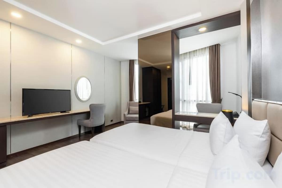 Minibar, in-room safe, desk, iron/ironing board (on request)