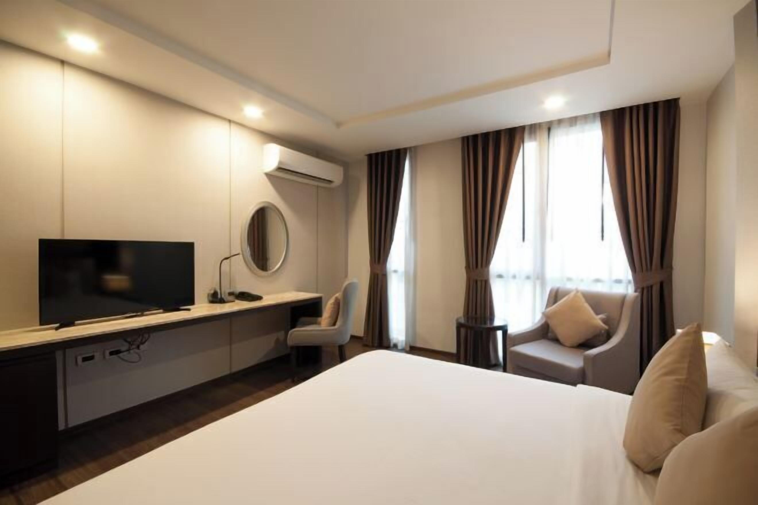 Minibar, in-room safe, desk, iron/ironing board