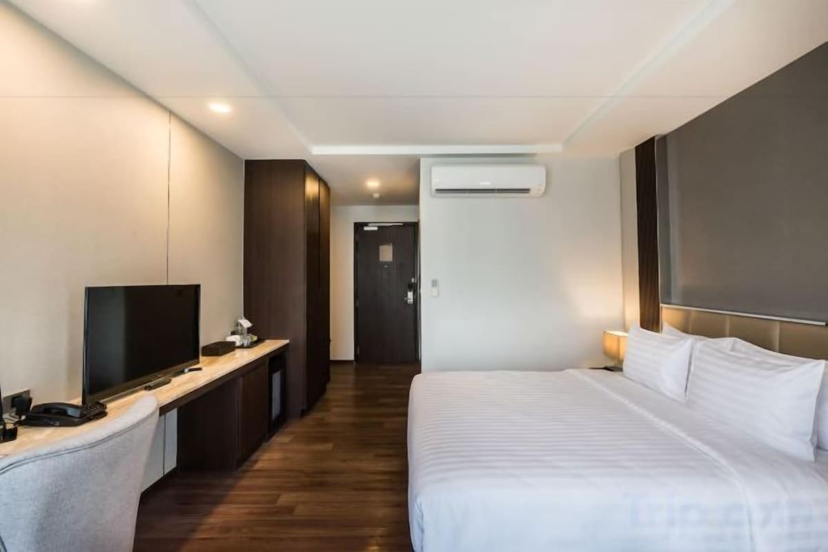 Minibar, in-room safe, desk, iron/ironing board (on request)