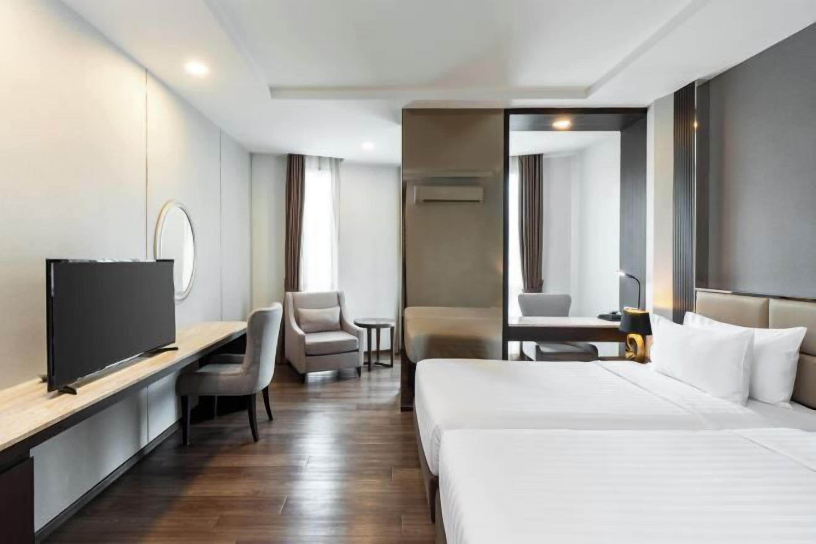 Minibar, in-room safe, desk, iron/ironing board