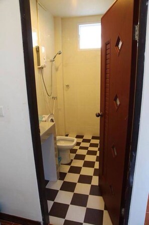 Habitación doble Deluxe | Baño | Regadera, amenidades de baño gratuitas, bidet, toallas 