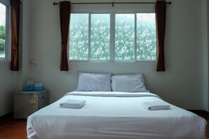 Escritorio, wifi gratis, ropa de cama
