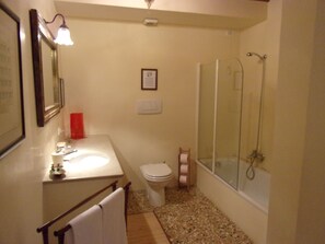 Combined shower/bathtub, hair dryer, towels
