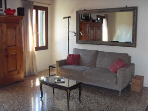 Een smart-tv, een dvd-speler, boeken en een muziekbibliotheek