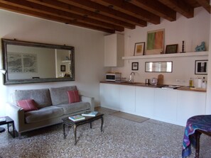 Smart TV, reproductor de DVD, libros y biblioteca musical 
