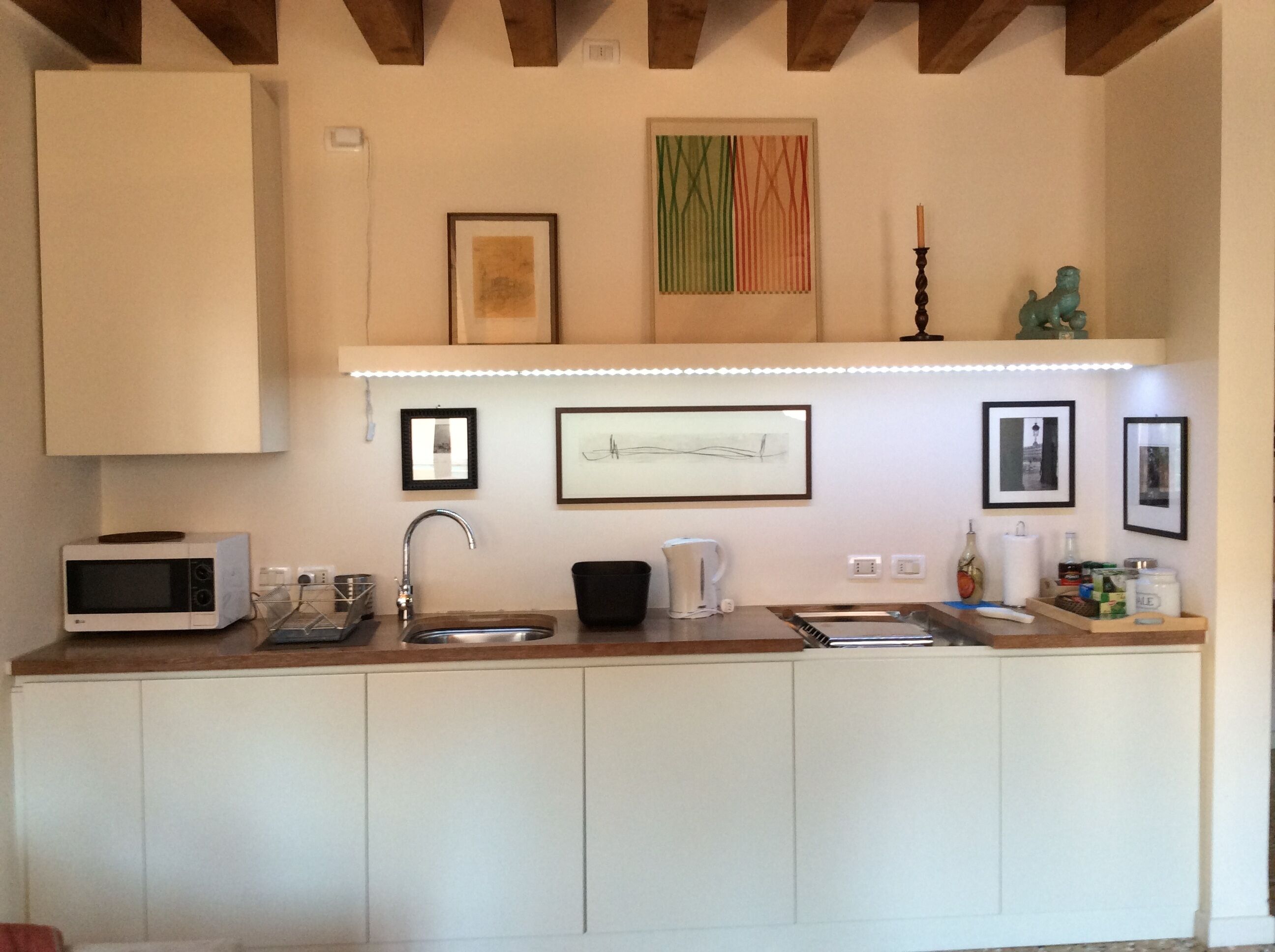 Kühlschrank, Mikrowelle, Herdplatte, Wasserkocher mit Kaffee-/Teezubehör