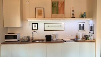 Frigorifero, microonde, piano cottura, macchina per tè/caffè