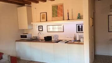 Réfrigérateur, micro-ondes, plaque de cuisson, cafetiÚre/bouilloire