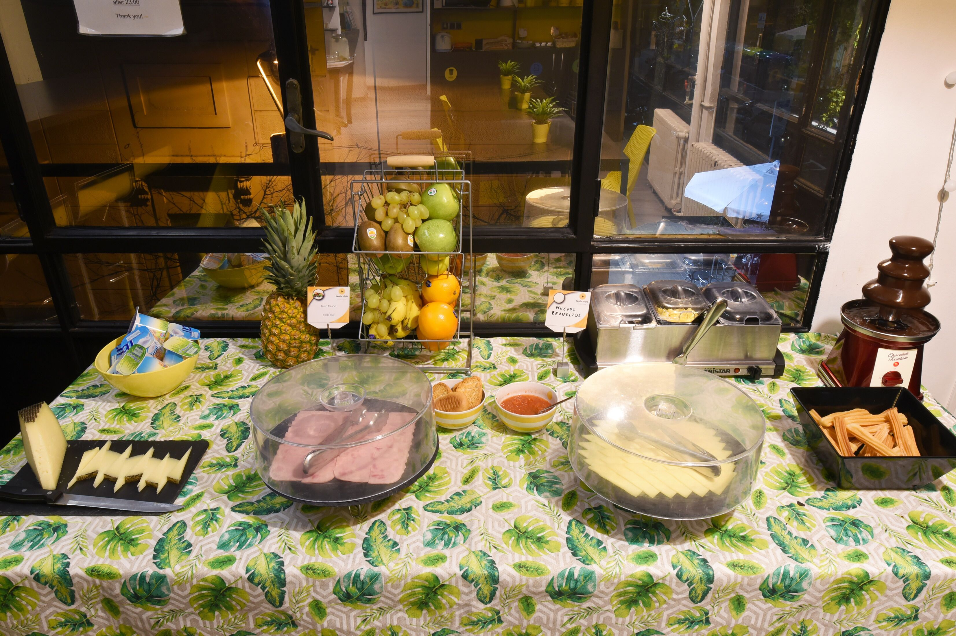 Una mesa de buffet con diversos alimentos y salsas.