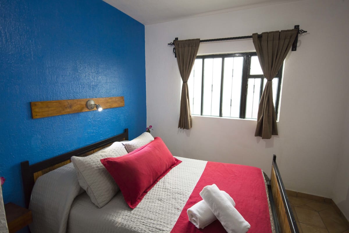 Chambre, 1 grand lit, salle de bains attenante