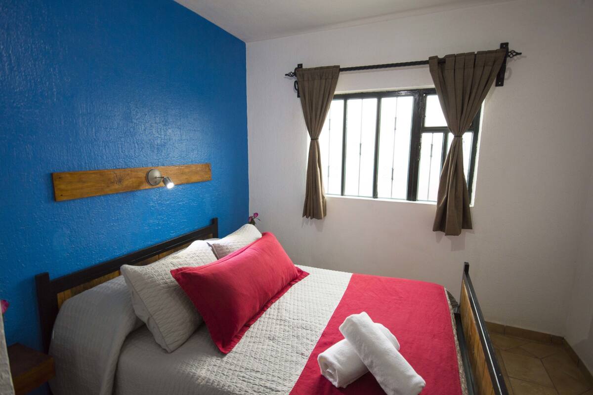 Basic Room, 1 Queen Bed, Ensuite | In-room safe, free WiFi