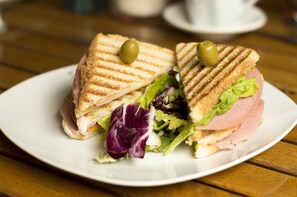 Petit déjeuner continental servi en supplément