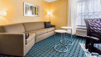 Suite, 1Â King-Bett und Schlafsofa | Wohnzimmer | 40-Zoll-LCD-Fernseher mit Satellitenempfang, Fernseher