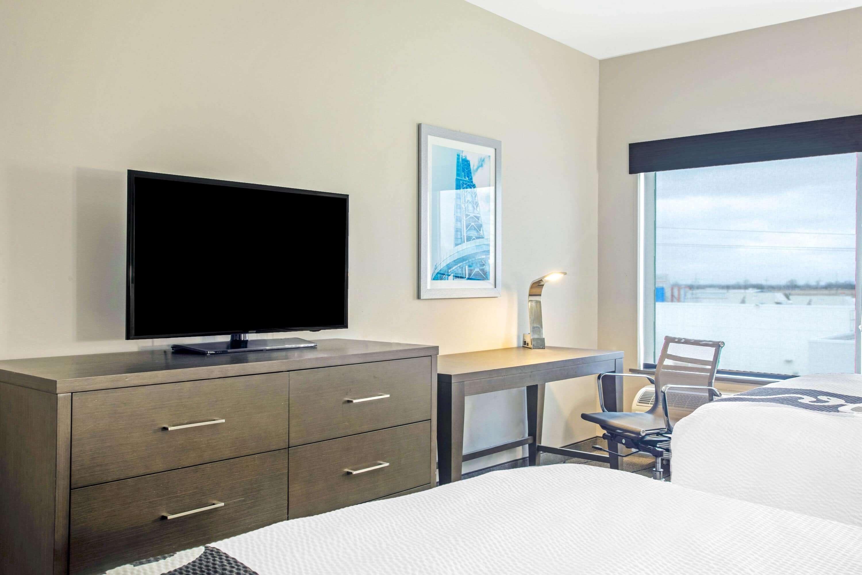 premium bedding, down duvets, in-room safe, desk