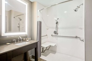 Bathroom shower - La Quinta Inn & Suites by Wyndham Ponca City (Ponca City)