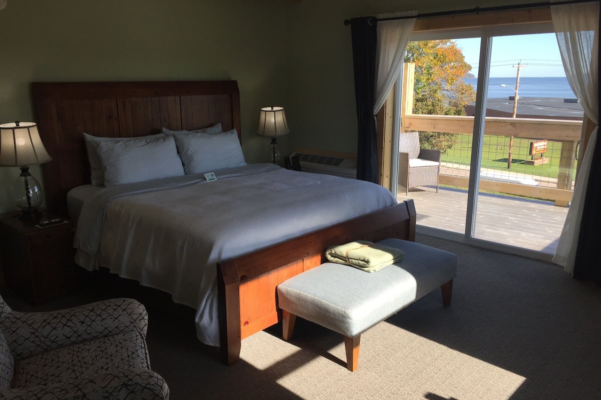 客房, 1 张特大床, 阳台, 海湾景观 (Room 15) | 1 多间卧室、高档床上用品、隔音、熨斗/熨衣板