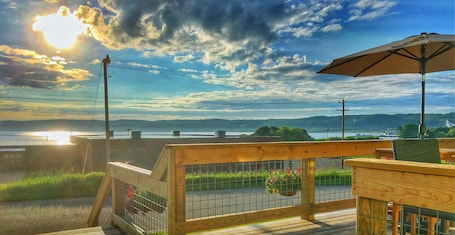 Opções para refeição ao ar livre. Roam Inn