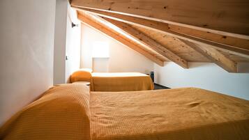 Quadruple Room | Premium bedding, desk, iron/ironing board, free WiFi