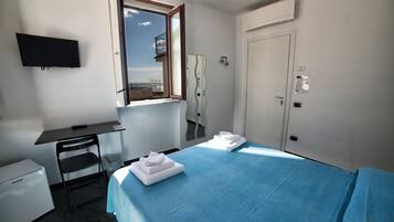 Quarto casal superior | Roupas de cama premium, escrivaninha, ferros/tábuas de passar roupa