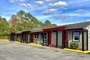 Exterior - Whistling Pines - Daily & Extended Stay, Elizabeth City (Elizabeth City)