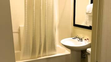 Combined shower/bathtub, free toiletries