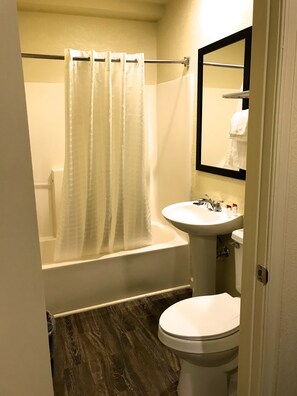 Combined shower/tub, free toiletries - Whistling Pines - Daily & Extended Stay, Elizabeth City (Elizabeth City)