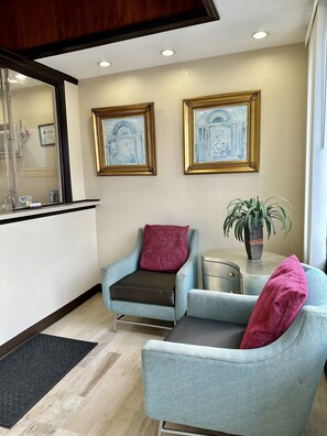 Lobby sitting area - Whistling Pines - Daily & Extended Stay, Elizabeth City (Elizabeth City)