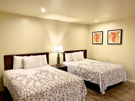 办公桌、免费 WiFi