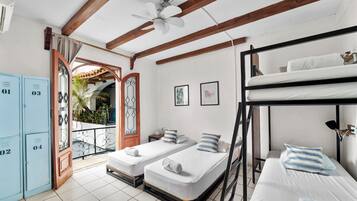 Standard Room (Quad), Private Bathroom | Seprai premium dan Wi-Fi gratis