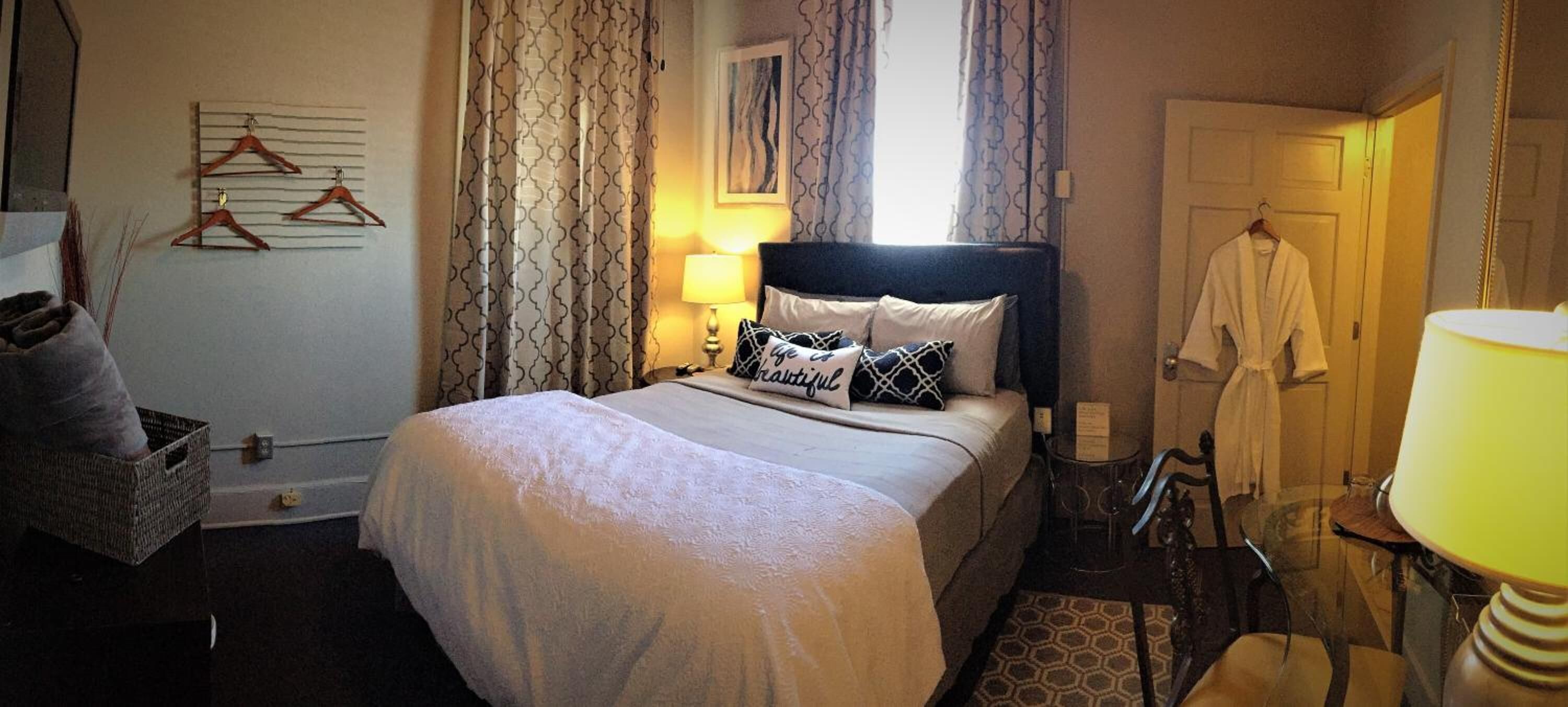 Chambre Standard, 1 grand lit, salle de bains commune