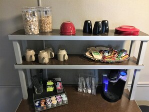 Fridge, microwave, oven, stovetop - The Loft on the Square Guest Suites (Magnolia)