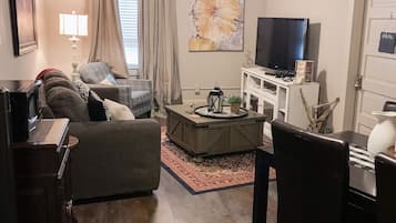 Luxury Room, 1 Queen Bed, Private Bathroom | Living area