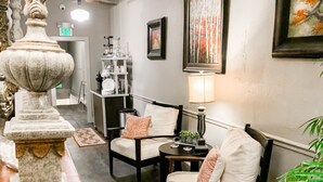 Una sala acogedora con sofá, sillones, una mesa de centro y elementos decorativos.