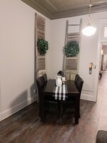 Luxury Room, 1 Queen Bed, Private Bathroom | Dining room