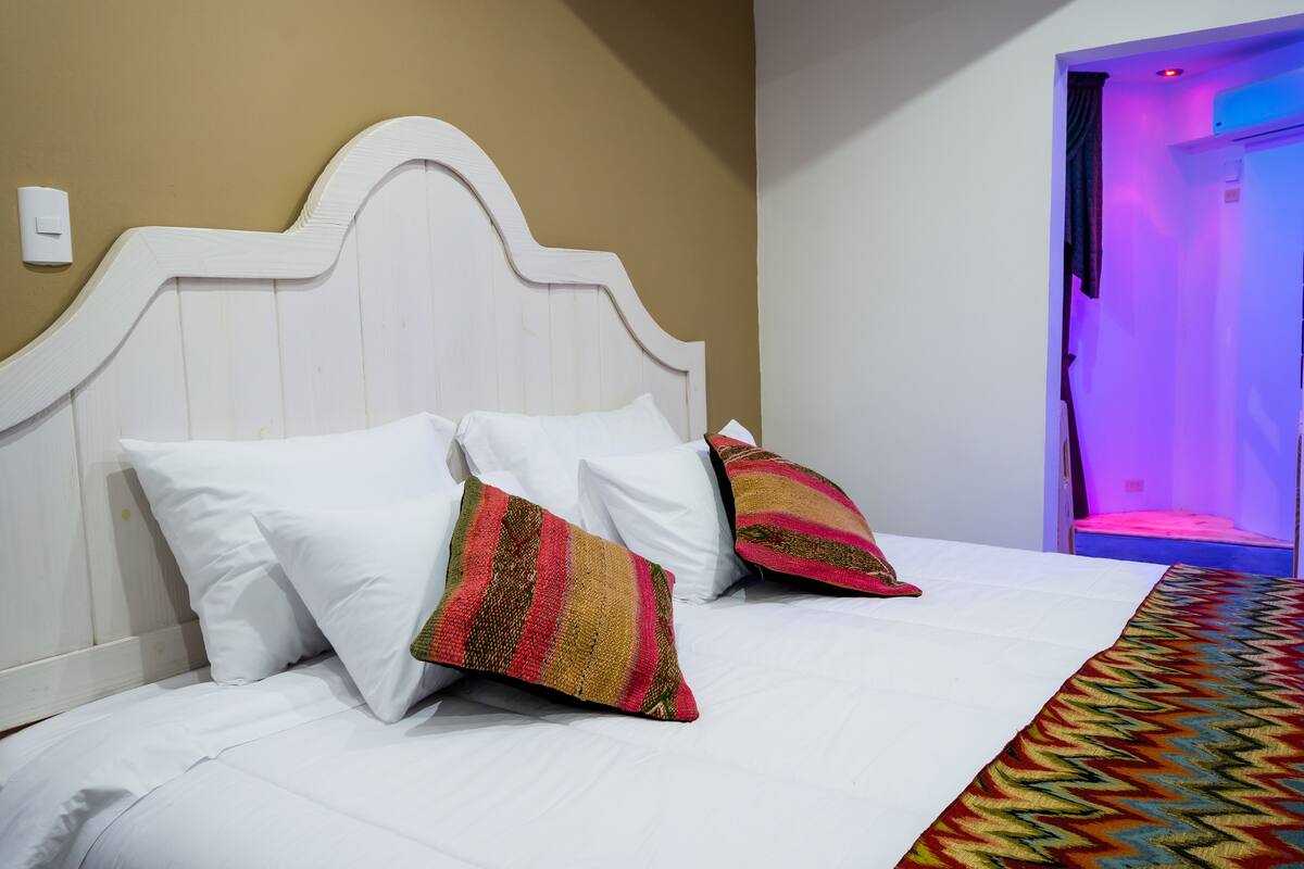 Suite Deluxe, 1 llit de matrimoni gran | Caixa forta a l'habitació i wifi gratuïta 