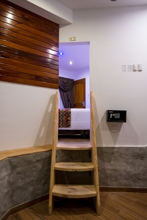 Suite Deluxe, 1 cama de matrimonio grande | Sala de estar | Una televisión de pantalla plana