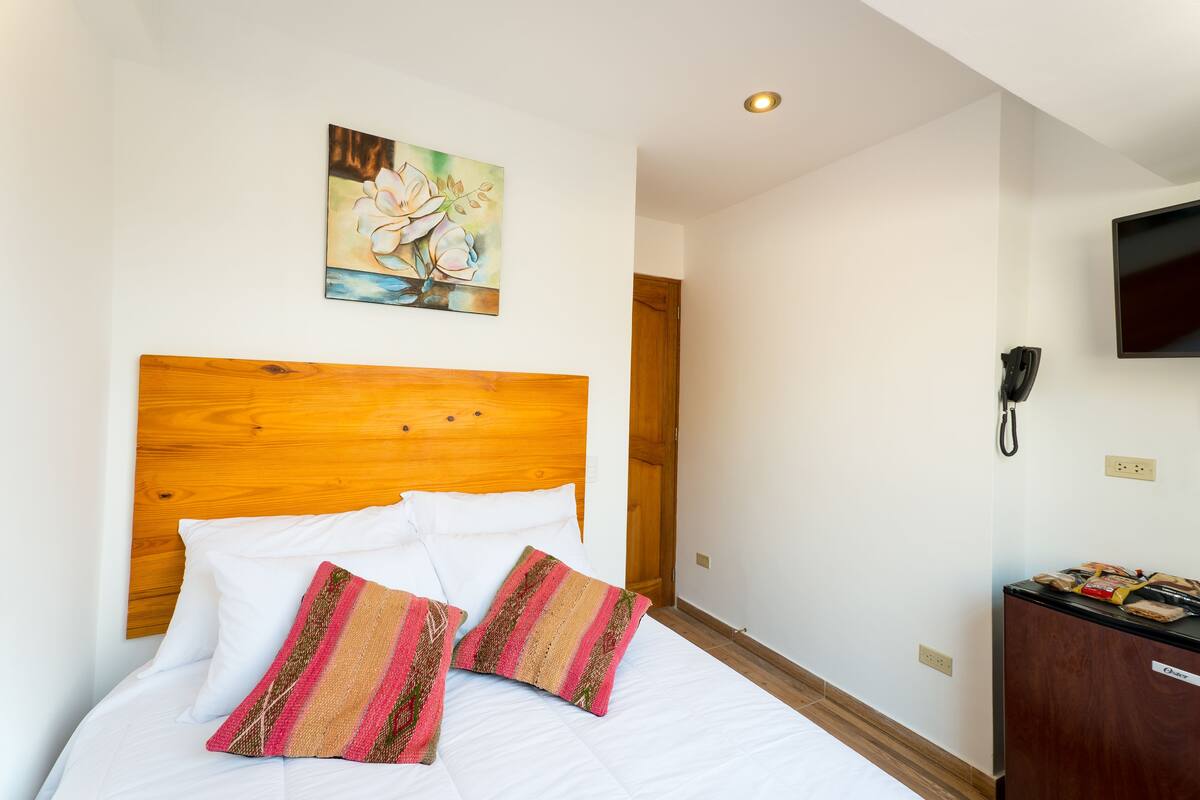Habitació estàndard, 1 dormitori, bany privat, vistes a la piscina | Caixa forta a l'habitació i wifi gratuïta 