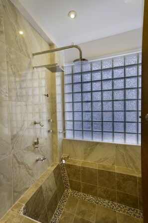 Suíte luxo, 1 cama King | Chuveiro