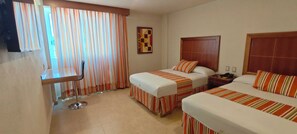 خزنة داخل الغرفة ومكتب ومساحة عمل للكمبيوتر المحمول ومكواة/لوح كي