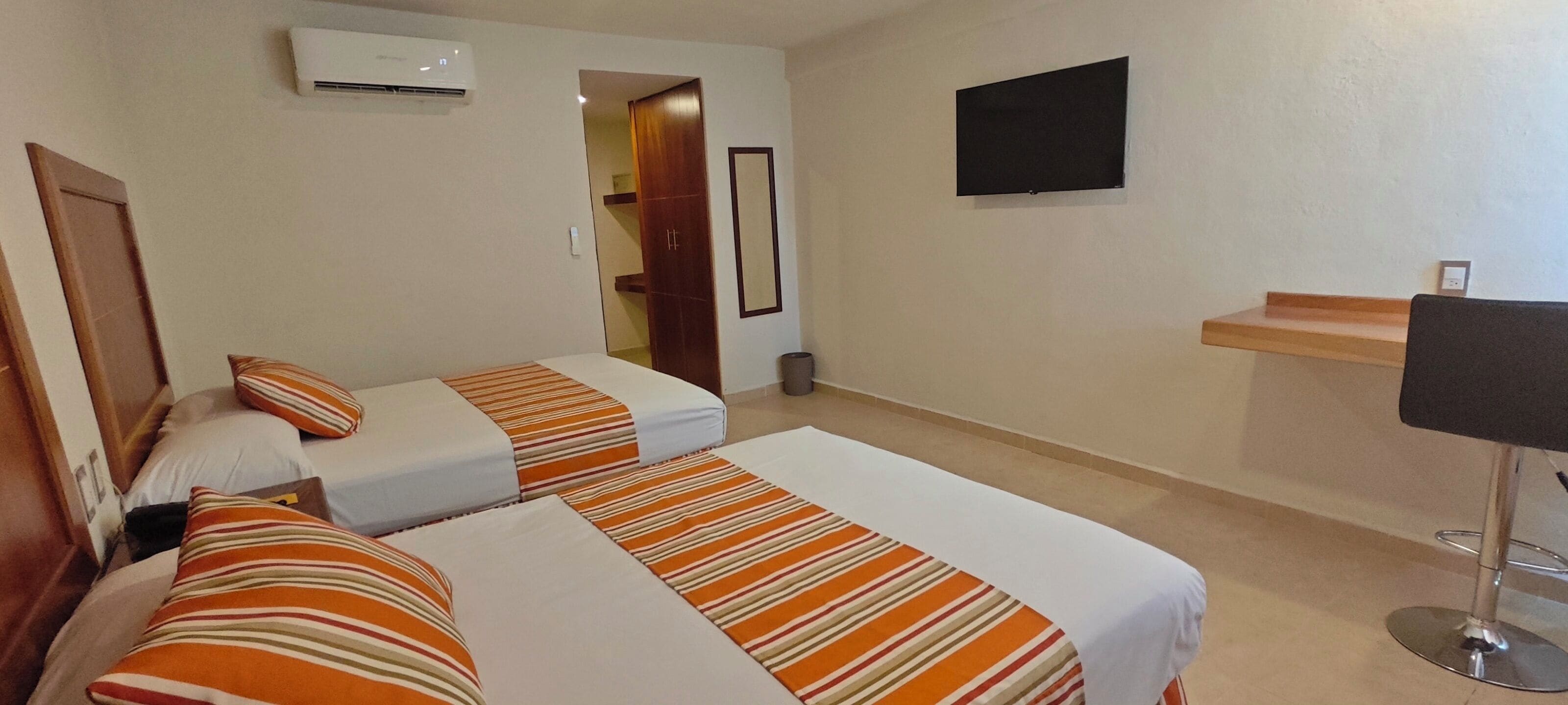 Een kluis op de kamer, een bureau, een laptopwerkplek