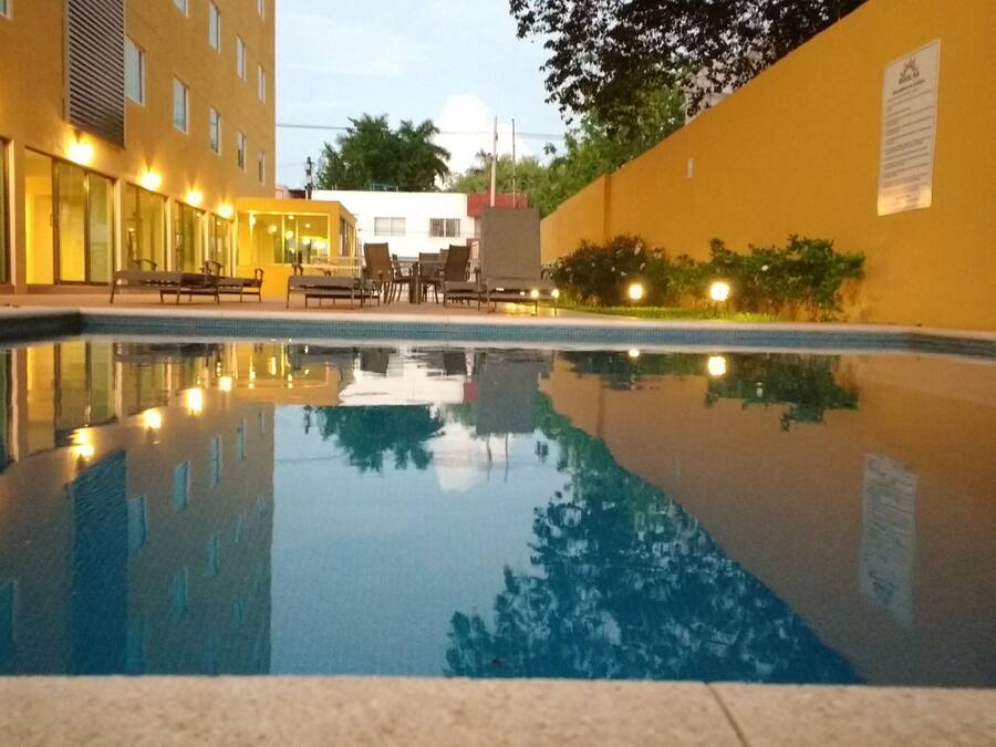 Een buitenzwembad, open van 08.00 uur tot 19.30 uur, en ligstoelen