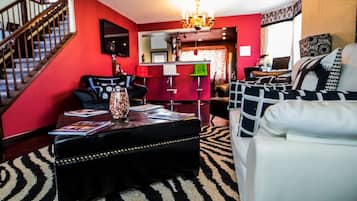 Habitación estándar, 1 habitación, con acceso para personas discapacitadas, para no fumadores | Área de sala de estar | Televisión de pantalla plana, chimenea, Netflix y películas con cargo