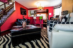 Quarto standard, 1 quarto, acessível, para não fumantes | Área de estar | TV de tela plana 42 polegadas com canais a cabo, TV, lareira