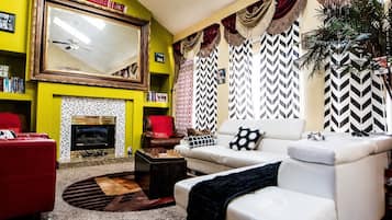 Habitación estándar, 1 habitación, con acceso para personas discapacitadas, para no fumadores | Área de sala de estar | Televisión de pantalla plana, chimenea, Netflix y películas con cargo
