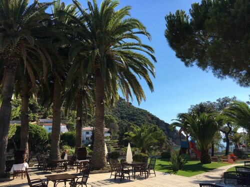 Upea 5 makuuhuoneen erotettu huvila lähellä hiekkarantaa ja venesatama, yksityinen uima-allas