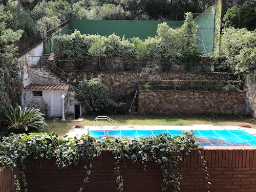 Upea 5 makuuhuoneen erotettu huvila lähellä hiekkarantaa ja venesatama, yksityinen uima-allas