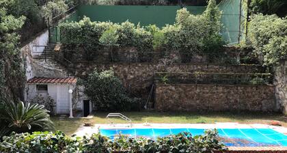 Upea 5 makuuhuoneen erotettu huvila lähellä hiekkarantaa ja venesatama, yksityinen uima-allas