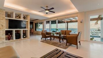 Een smart-tv, boeken en een stereo