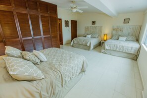 4 slaapkamers, een kluis op de kamer, een strijkplank/strijkijzer