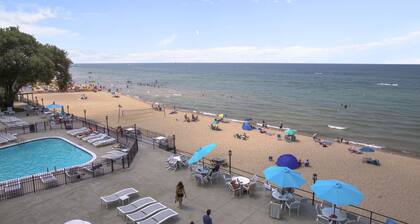 Asher's Lake Michigan Premier 2 BR Beachfront Penthouse Condo - Book today!!